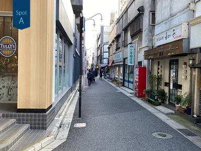 タリーズコーヒーの前を通る、まっすぐ伸びた道路