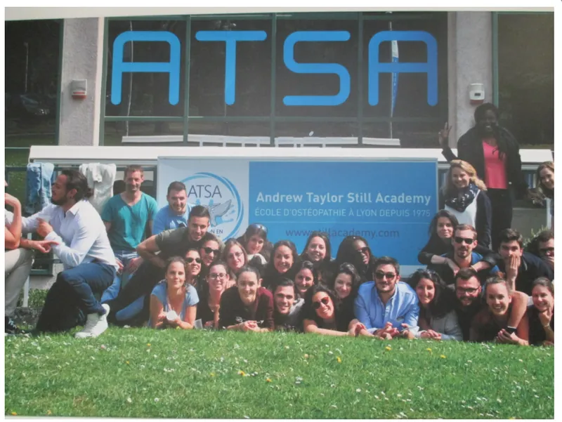 A.T.Still Academy の校舎前で撮影された受講生たちの集合写真