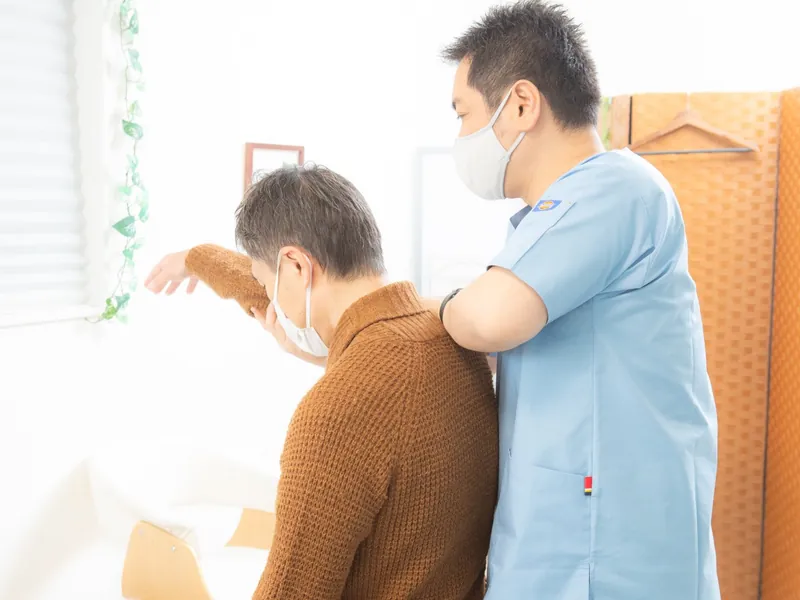 立った姿勢で、身体の傾きと体重のかかり方を確認しているところ