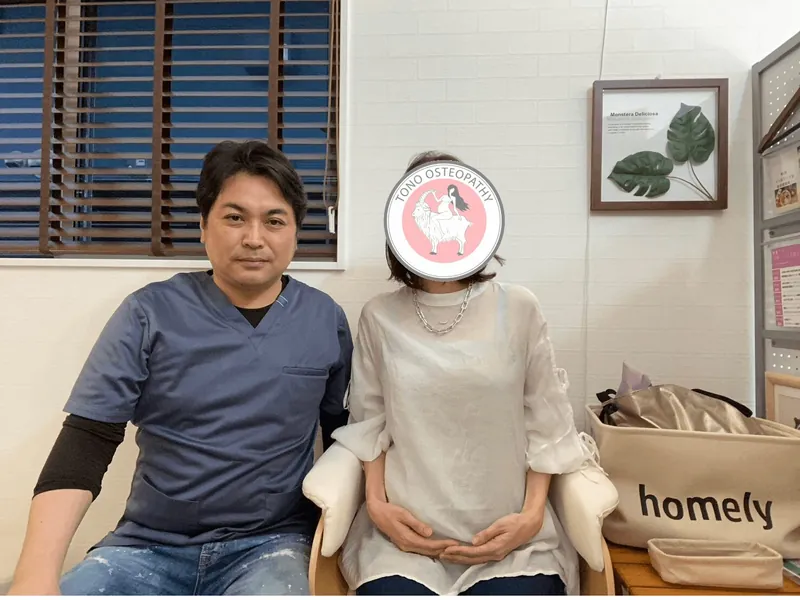 施術を終えて、お客様と並んで座る院長